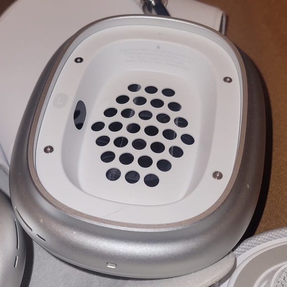Apple AirPods Max Silver and White - Picture 2 of 10